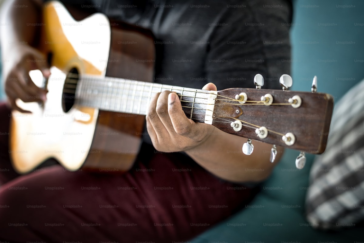 scrivere-canzone-chitarra