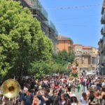 Pubblico entusiasta a un festival musicale estivo in Italia