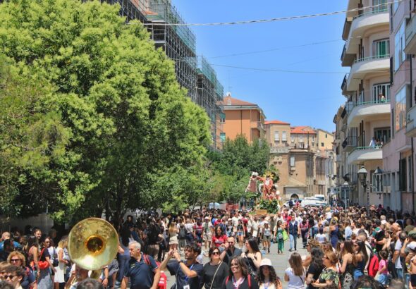 Pubblico entusiasta a un festival musicale estivo in Italia