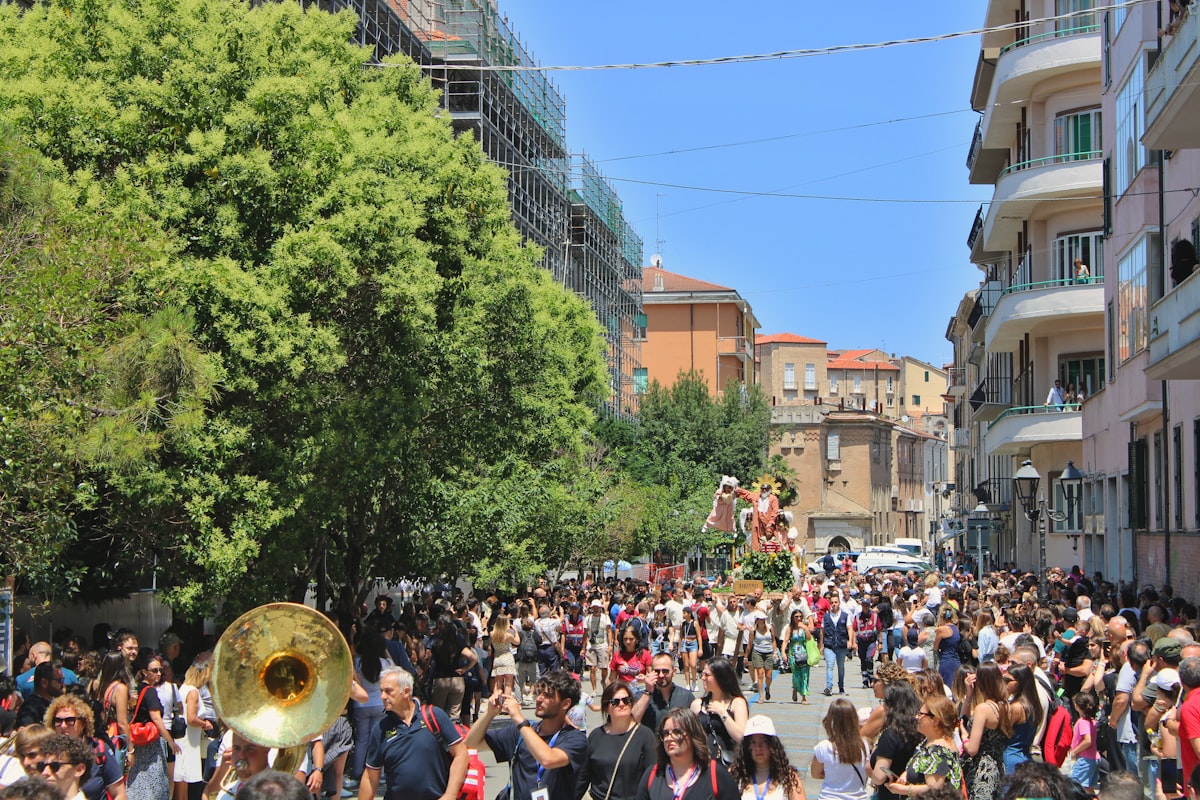 Pubblico entusiasta a un festival musicale estivo in Italia