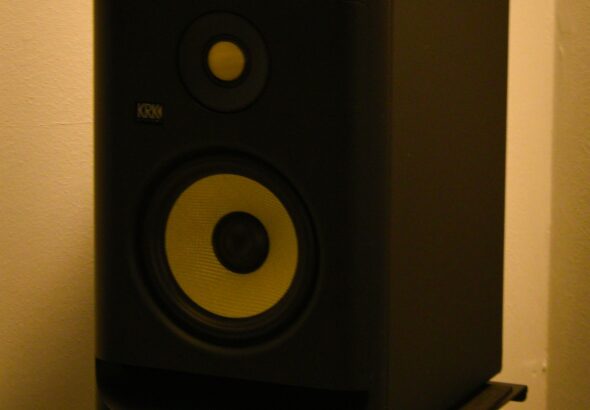 Home studio per produzione musicale con attrezzatura professionale