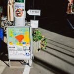 Adulto che impara a suonare il pianoforte in un ambiente domestico