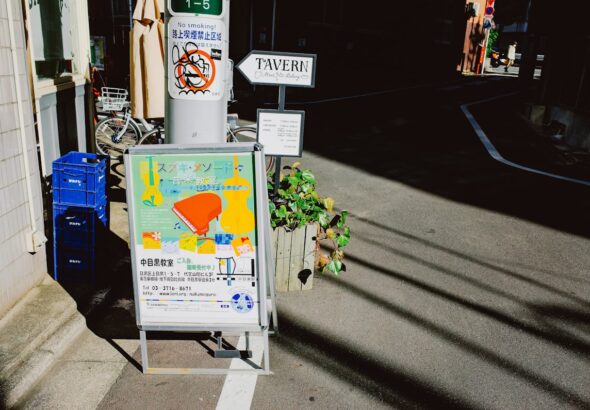 Adulto che impara a suonare il pianoforte in un ambiente domestico