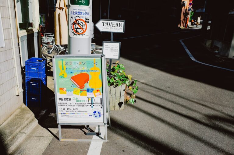 Adulto che impara a suonare il pianoforte in un ambiente domestico