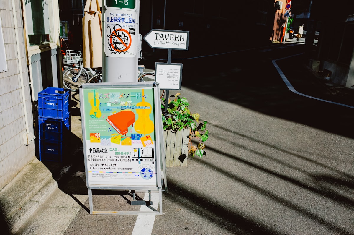 Adulto che impara a suonare il pianoforte in un ambiente domestico