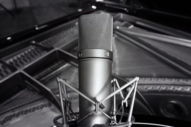 microphone recording studio (foto: Will Fisher from Richmond, VA, United States / CC BY-SA 2.0, Wikimedia Commons)