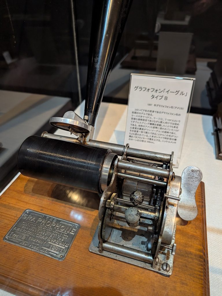 vinyl record player (foto: Syced / CC0, Wikimedia Commons)
