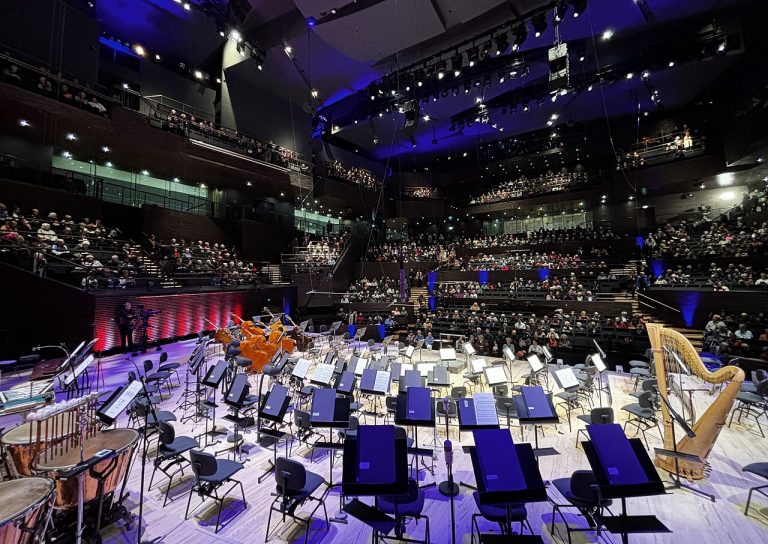 music concert stage (foto: Saruwine / CC BY 4.0, Wikimedia Commons)