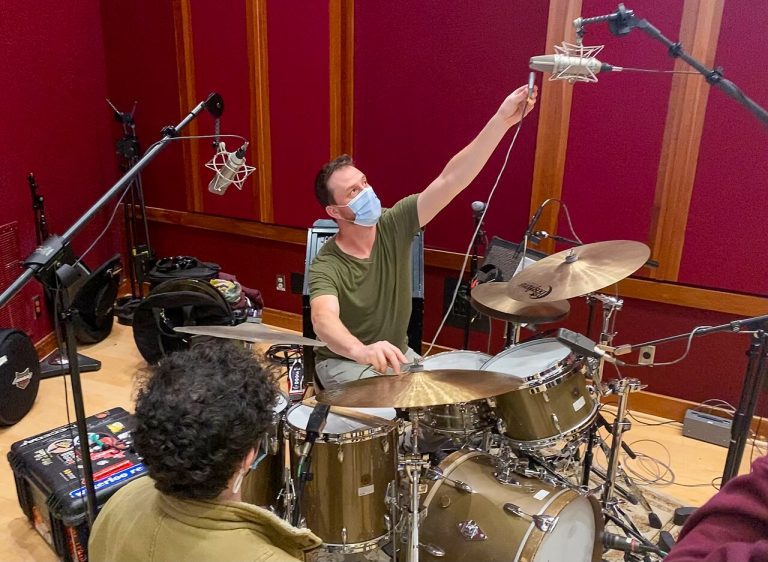 microphone recording studio (foto: The Blackbird Academy / CC BY-SA 2.0, Wikimedia Commons)