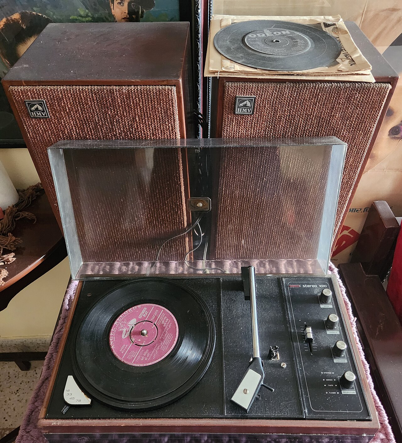 vinyl record player (foto: Amitbalani / CC0, Wikimedia Commons)