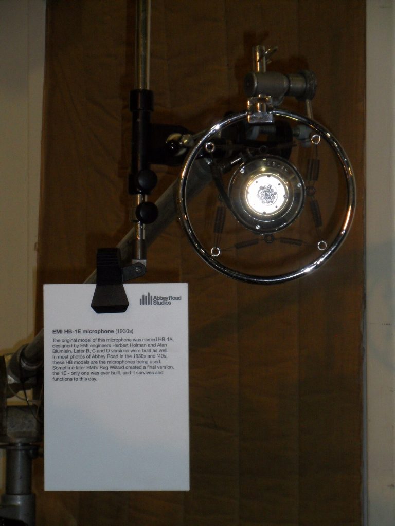microphone recording studio (foto: Josephenus P. Riley / CC BY 2.0, Wikimedia Commons)