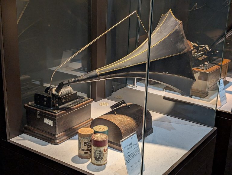 vinyl record player (foto: Syced / CC0, Wikimedia Commons)