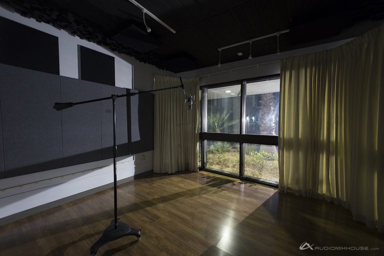 microphone recording studio (foto: Audio Mix House from United States / CC BY 2.0, Wikimedia Commons)