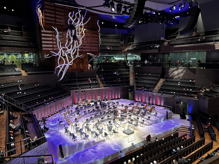 music concert stage (foto: Saruwine / CC BY 4.0, Wikimedia Commons)