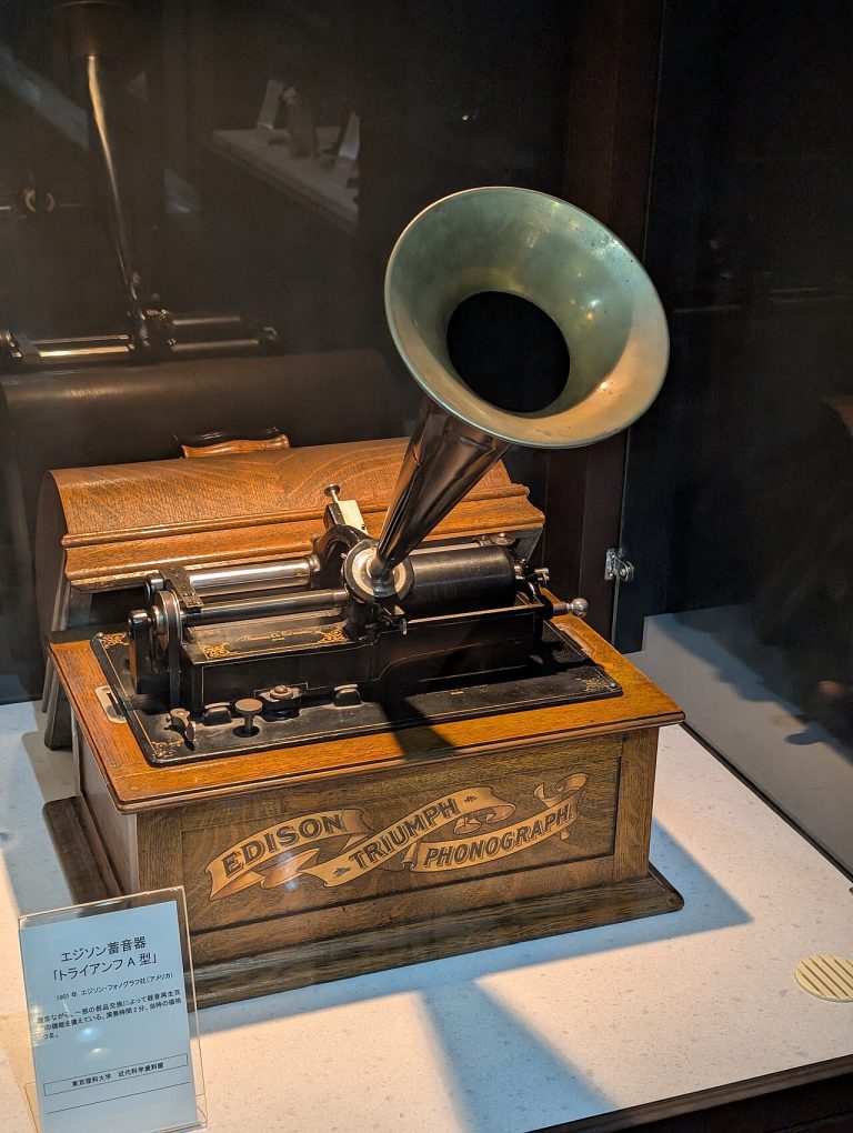 vinyl record player (foto: Syced / CC0, Wikimedia Commons)