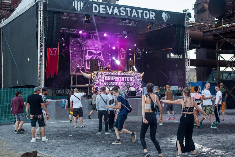 music concert stage (foto: Tadeáš Bednarz / CC BY-SA 4.0, Wikimedia Commons)