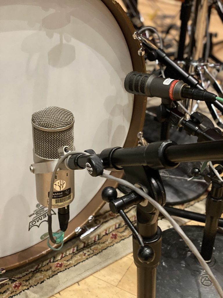 microphone recording studio (foto: The Blackbird Academy / CC BY-SA 2.0, Wikimedia Commons)