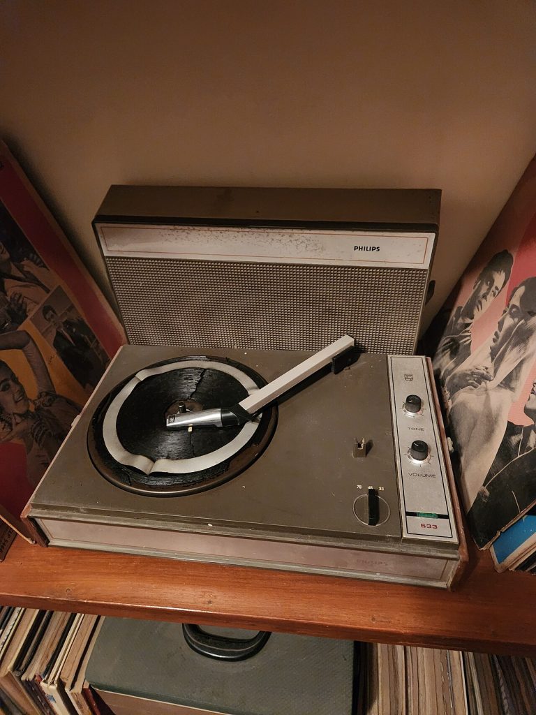 vinyl record player (foto: Amitbalani / CC0, Wikimedia Commons)
