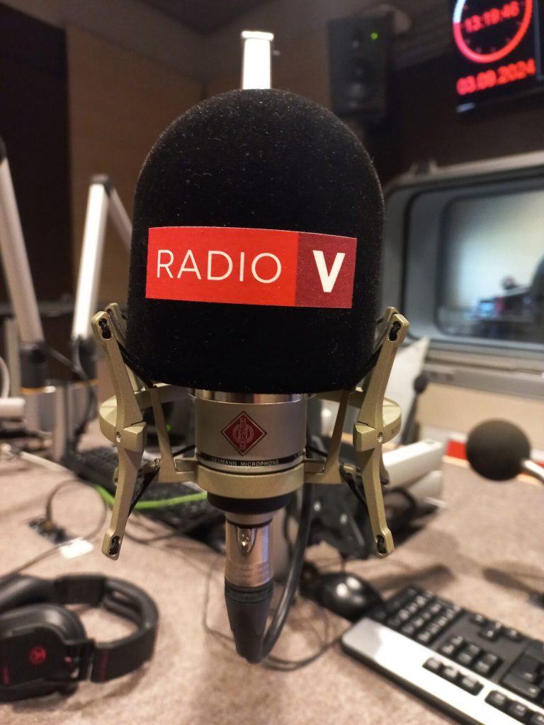 microphone recording studio (foto: Asurnipal / CC BY-SA 4.0, Wikimedia Commons)