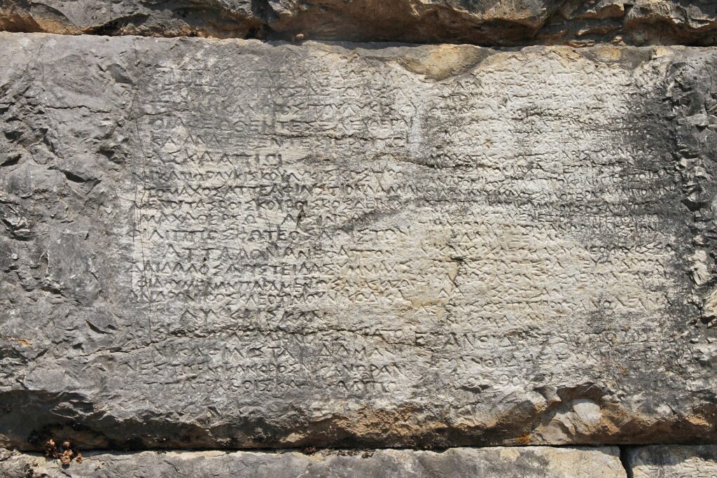 Pagine di copione annotate a matita appoggiate su un tavolo accanto a una lampada
