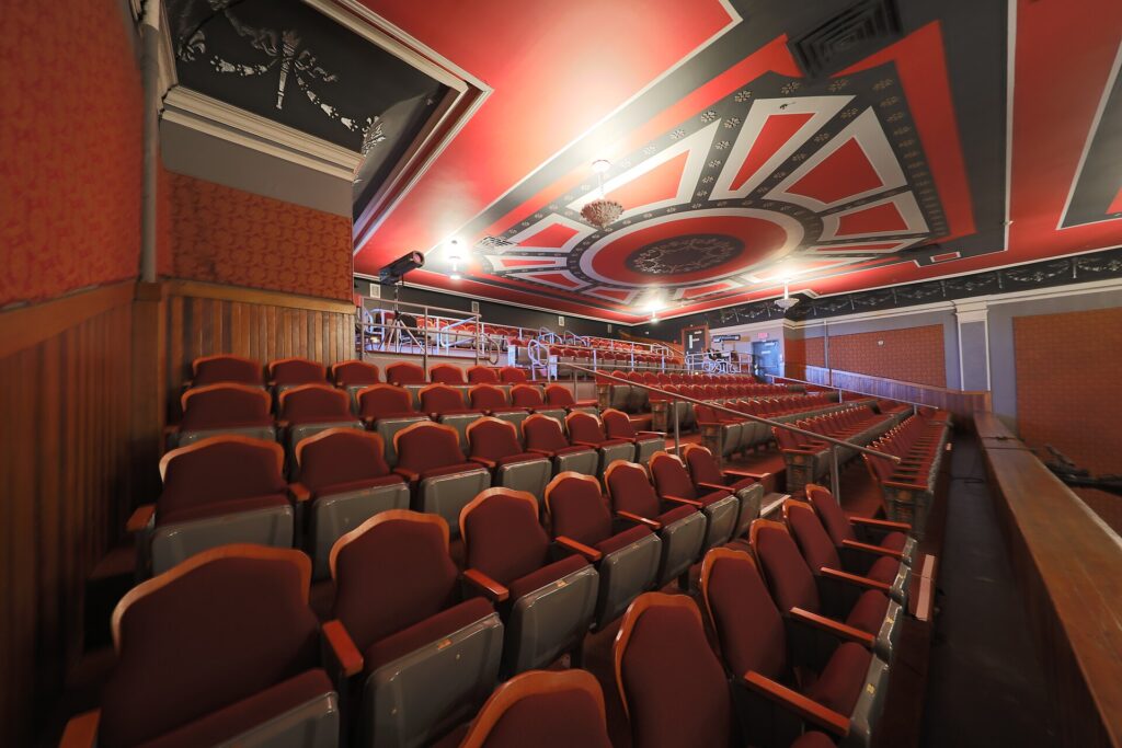 Palchi e balconata di un teatro storico visti dalla platea durante l'intervallo