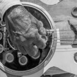 1920px-Man_playing_an_acoustic_brazilian_guitar_Violao_on_Marco_Zero_S