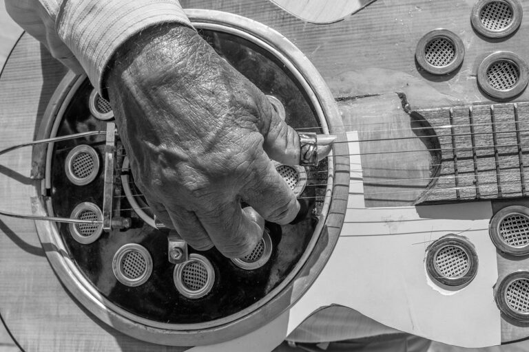 1920px-Man_playing_an_acoustic_brazilian_guitar_Violao_on_Marco_Zero_S
