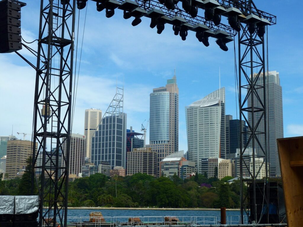 Americana con proiettori appesi sopra un palcoscenico durante le operazioni di puntamento