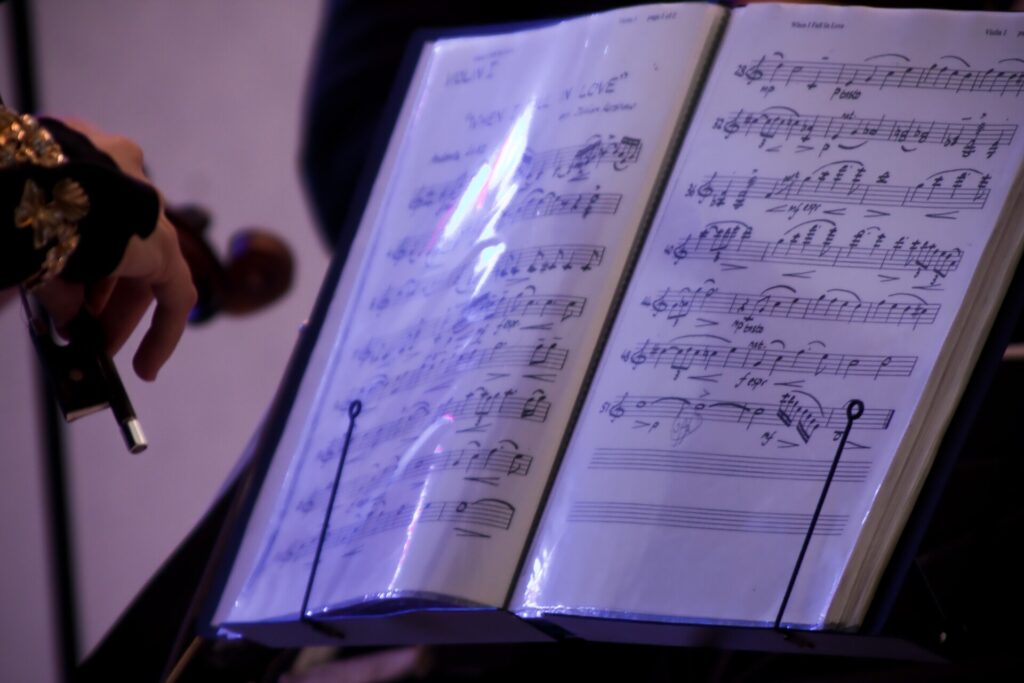 Leggio metallico con fogli di musica in una piccola aula per lezioni di strumento