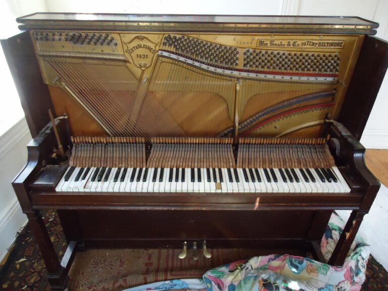 Demolition_of_upright_Knabe_piano_keyboard_hammers_removed