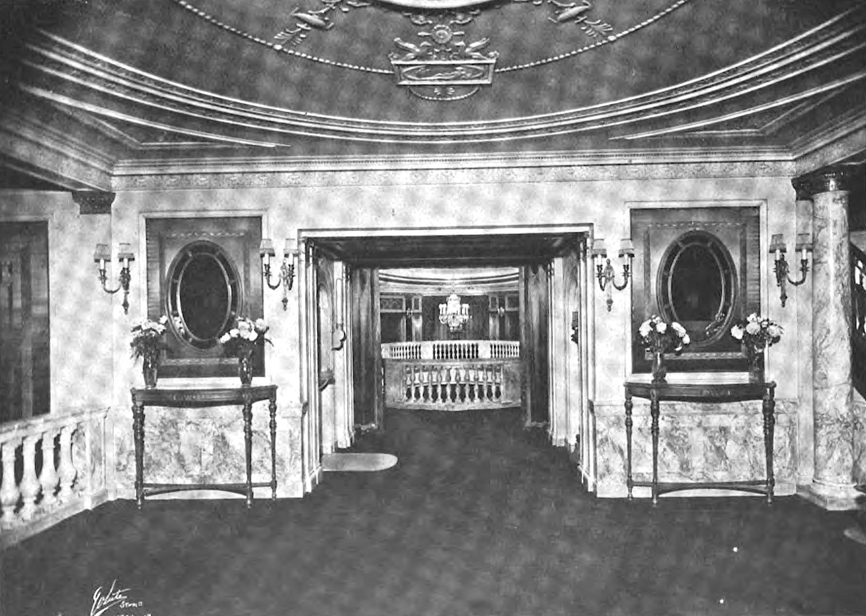 Ingresso di un teatro con le porte a vetri aperte e il banco della biglietteria illuminato