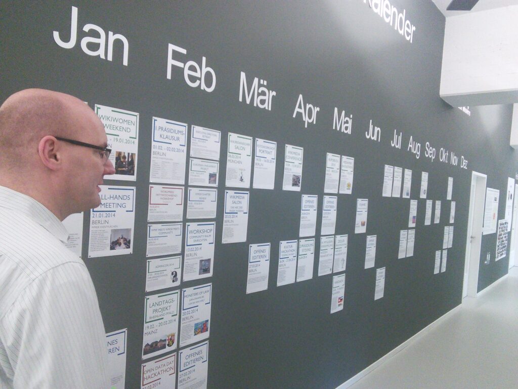 Calendario da parete con annotazioni a penna e mesi segnati con colori diversi