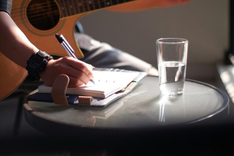 Come Scrivere una Canzone: Guida alla Composizione per Principianti