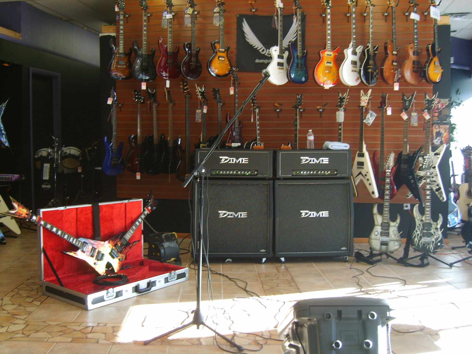 electric guitar stage amplifier