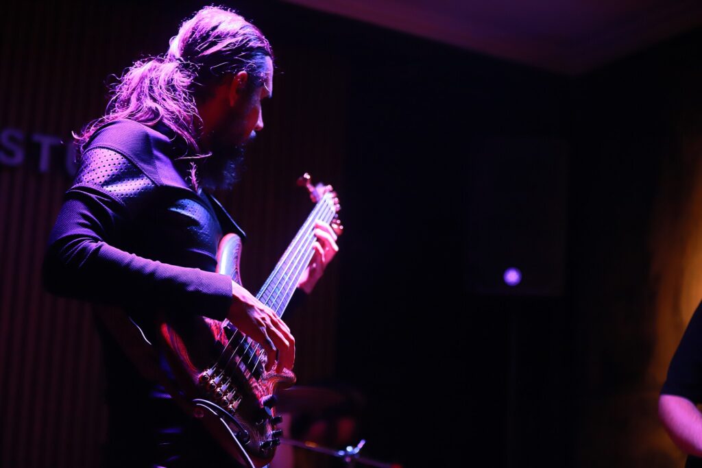 Sala prove con amplificatori, batteria e cavi disposti sul pavimento fra gli strumenti