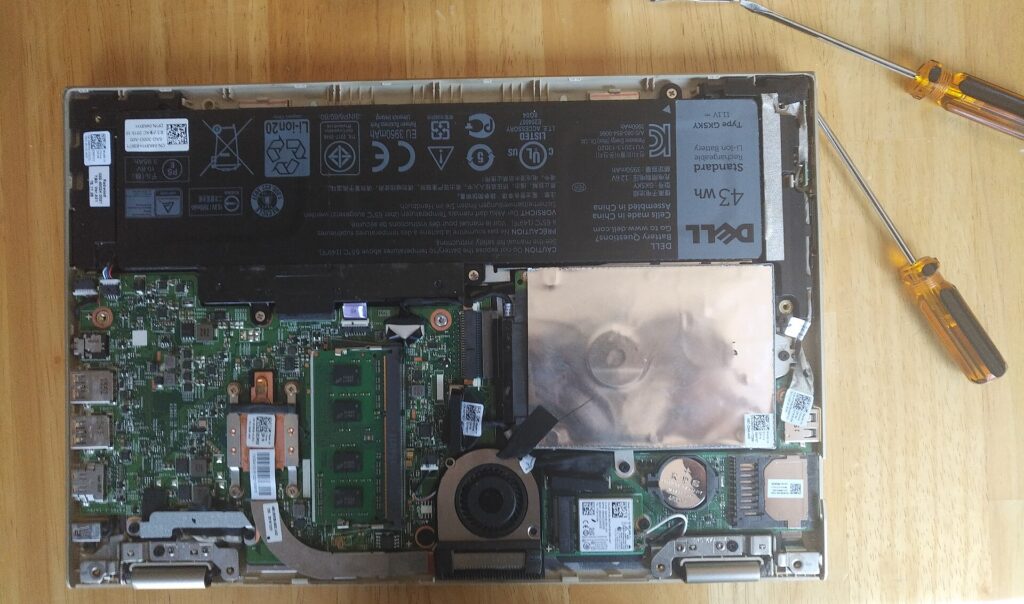 Computer portatile aperto su un tavolo accanto a ricevute e a un documento stampato