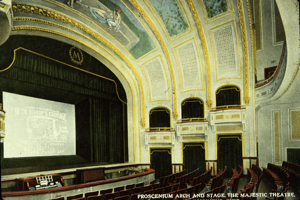 Arco scenico di un teatro storico visto dalla platea con il sipario aperto