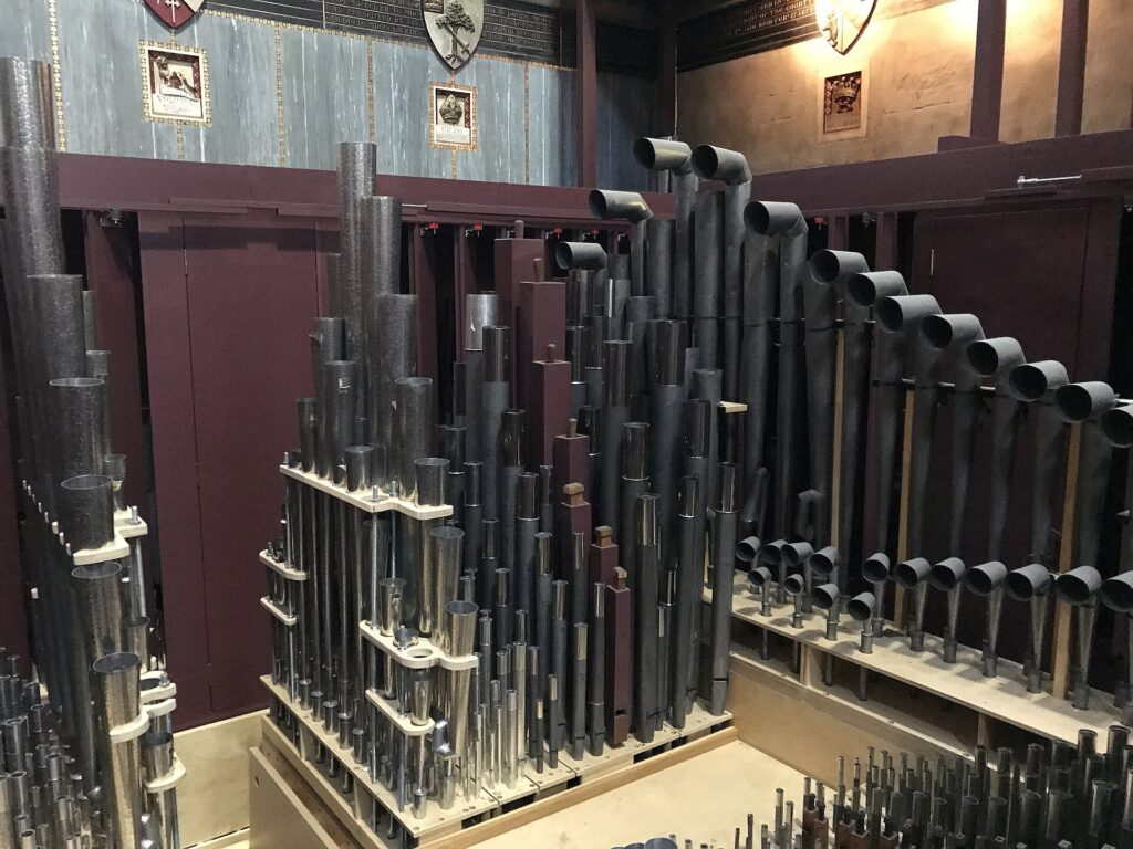 Canne di un organo a canne viste dal basso in una chiesa antica