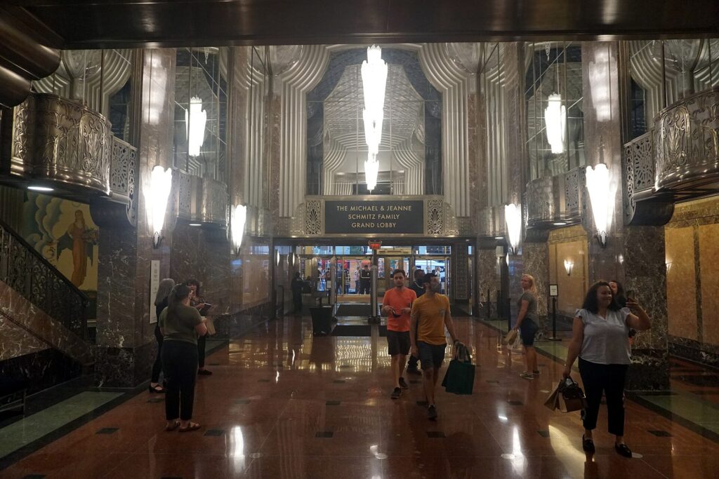 Bancone del bar in un foyer di teatro con bicchieri allineati prima dello spettacolo