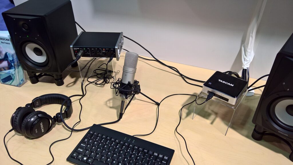 Interfaccia audio e microfono collegati a un computer su una scrivania ordinata